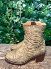 Afbeelding in Gallery-weergave laden, Geweldig mooie vintage python blokhak laarsje sendra maat 40