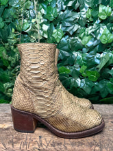 Afbeelding in Gallery-weergave laden, Geweldig mooie vintage python blokhak laarsje sendra maat 40