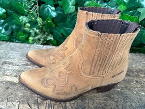 in nieuwstaat geweldige laarsjes van Sendra maat 39