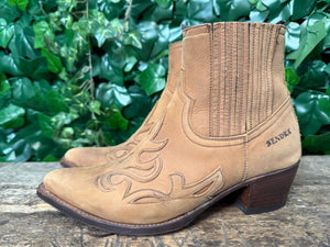 in nieuwstaat geweldige laarsjes van Sendra maat 39