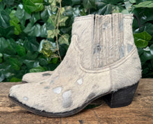 Afbeelding in Gallery-weergave laden, Nieuwe prachtige laars met ponyhair van Sendra maat 39