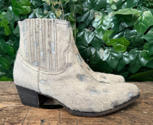 Afbeelding in Gallery-weergave laden, Nieuwe prachtige laars met ponyhair van Sendra maat 39