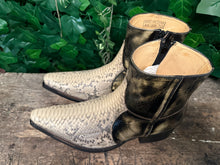 Afbeelding in Gallery-weergave laden, Nieuwe mooie python laarzen van Sendra maat 44