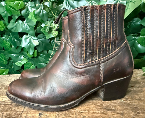In nieuwstaat enkellaarsjes van Sendra maat 38