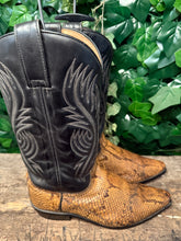 Afbeelding in Gallery-weergave laden, supergave vintage laars met python leer van sendra maat 43