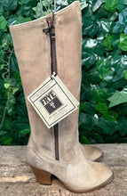 Afbeelding in Gallery-weergave laden, Nieuwe prachtige laarzen van Frye maat 38 (maat 8)