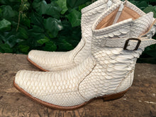 Afbeelding in Gallery-weergave laden, Bijna Nieuwe geweldige python laarzen van Sendra maat 45