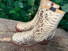 Afbeelding in Gallery-weergave laden, Nieuwe prachtige vintage python laarzen van Sendra maat 37