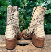 Afbeelding in Gallery-weergave laden, Nieuwe prachtige vintage python laarzen van Sendra maat 37