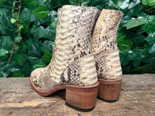 Afbeelding in Gallery-weergave laden, Nieuwe prachtige vintage python laarzen van Sendra maat 37