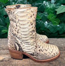 Afbeelding in Gallery-weergave laden, Nieuwe prachtige vintage python laarzen van Sendra maat 37