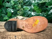 Afbeelding in Gallery-weergave laden, Nieuwe prachtige vintage python laarzen van Sendra maat 37