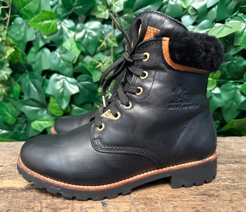 zo goed als nieuw gevoerde boots van Panama Jack maat 38