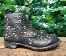 Afbeelding in Gallery-weergave laden, Nieuwe enkellaarsjes van old gringo mat studs maat 39