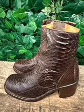 Afbeelding in Gallery-weergave laden, Geweldig mooie vintage python blokhak Paul warmer maat 41