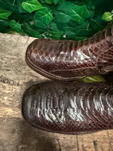 Afbeelding in Gallery-weergave laden, Geweldig mooie vintage python blokhak Paul warmer maat 41