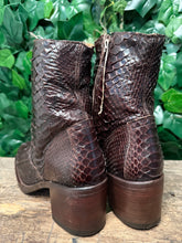 Afbeelding in Gallery-weergave laden, Geweldig mooie vintage python blokhak Paul warmer maat 41