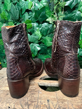 Afbeelding in Gallery-weergave laden, Geweldig mooie vintage python blokhak Paul warmer maat 41
