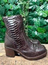 Afbeelding in Gallery-weergave laden, Geweldig mooie vintage python blokhak Paul warmer maat 41