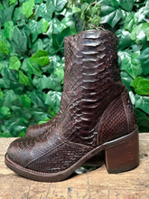 Afbeelding in Gallery-weergave laden, Geweldig mooie vintage python blokhak Paul warmer maat 41