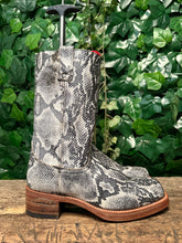 Afbeelding in Gallery-weergave laden, Nieuwe geweldig mooie vintage python laarzen Sendra maat 39