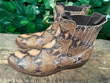 Afbeelding in Gallery-weergave laden, gewoon Nieuwe python leren laars van Sendra maat 46