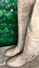 Afbeelding in Gallery-weergave laden, Nieuwe prachtige hoge laarzen van Frye maat 41 (maat 11)