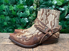 Afbeelding in Gallery-weergave laden, Nieuwe geweldig mooie python laarzen van Sendra maat 40