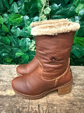 Afbeelding in Gallery-weergave laden, zo goed als nieuw gevoerde laars van Panama Jack maat 36