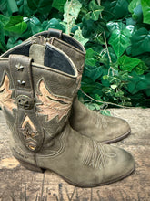 Afbeelding in Gallery-weergave laden, Bijna Nieuwe mooie laarzen van Sendra maat 37