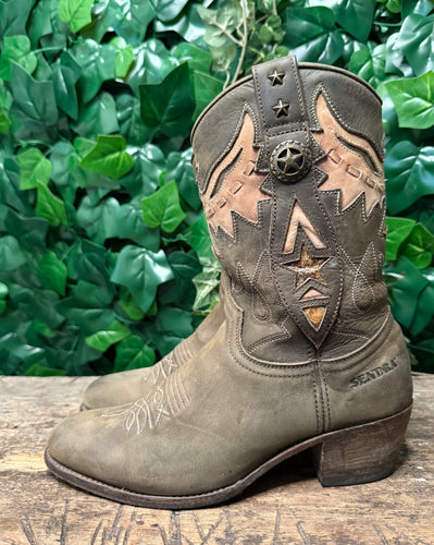 Bijna Nieuwe mooie laarzen van Sendra maat 37