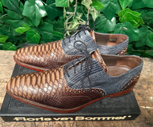 Afbeelding in Gallery-weergave laden, zo goed als nieuw veterschoen van Floris van Bommel maat 42