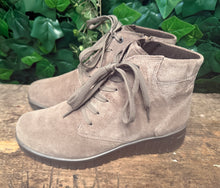 Afbeelding in Gallery-weergave laden, Nieuwe mooie veterschoen van hartjes maat 40 (wijdte H)