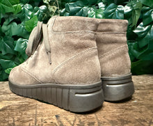 Afbeelding in Gallery-weergave laden, Nieuwe mooie veterschoen van hartjes maat 40 (wijdte H)