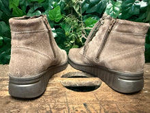 Afbeelding in Gallery-weergave laden, Nieuwe mooie veterschoen van hartjes maat 40 (wijdte H)