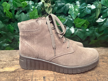 Afbeelding in Gallery-weergave laden, Nieuwe mooie veterschoen van hartjes maat 40 (wijdte H)