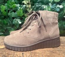 Afbeelding in Gallery-weergave laden, Nieuwe mooie veterschoen van hartjes maat 40 (wijdte H)