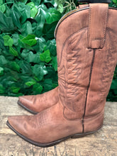 Afbeelding in Gallery-weergave laden, Bijna Nieuwe mooie laarzen van Sendra maat 44