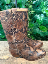 Afbeelding in Gallery-weergave laden, Nieuwe prachtige python laarzen van Sendra maat 38