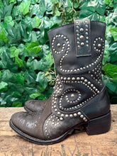 Afbeelding in Gallery-weergave laden, Nieuwe prachtige laarzen met studs van Sendra maat 39
