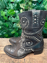 Afbeelding in Gallery-weergave laden, Nieuwe prachtige laarzen met studs van Sendra maat 39