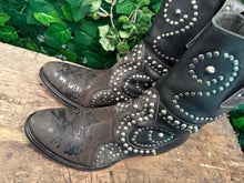 Afbeelding in Gallery-weergave laden, Nieuwe prachtige laarzen met studs van Sendra maat 39