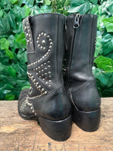 Afbeelding in Gallery-weergave laden, Nieuwe prachtige laarzen met studs van Sendra maat 39