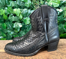 Afbeelding in Gallery-weergave laden, bijna Nieuwe prachtige python laarzen van Sendra maat 40