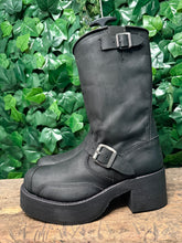 Afbeelding in Gallery-weergave laden, geweldig mooie vintage plateau boots van Sendra maat 39