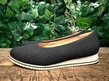 Afbeelding in Gallery-weergave laden, Bijna Nieuwe instappers van Hassia maat 40,5 (wijdte G)