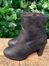 Afbeelding in Gallery-weergave laden, bijna Nieuwe gevoerde laarsjes Fred de la Bretoniere maat 41