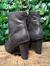 Afbeelding in Gallery-weergave laden, bijna Nieuwe gevoerde laarsjes Fred de la Bretoniere maat 41