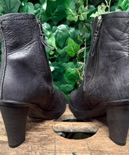 Afbeelding in Gallery-weergave laden, bijna Nieuwe gevoerde laarsjes Fred de la Bretoniere maat 41