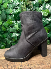 Afbeelding in Gallery-weergave laden, bijna Nieuwe gevoerde laarsjes Fred de la Bretoniere maat 41